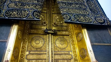 Hac sırasında Mekke Haram Camii'nde Kabe'de Müslüman Hacılar, Suudi Arabistan, Hac.