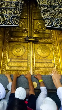 Hac sırasında Mekke Haram Camii'nde Kabe'de Müslüman Hacılar, Suudi Arabistan, Hac.