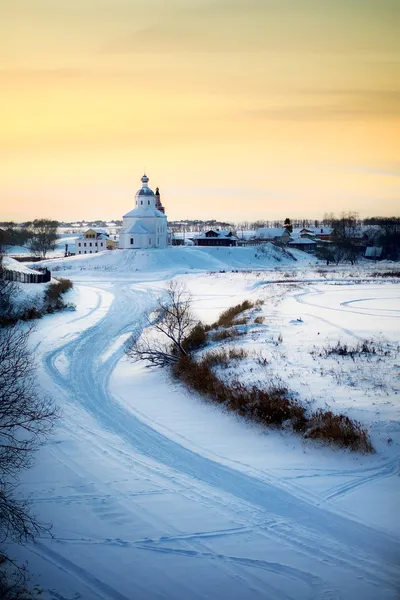 Ilyinskaya Kościół w zimie na zachód słońca. Suzdal. Rosja. Zdjęcia Stockowe bez tantiem