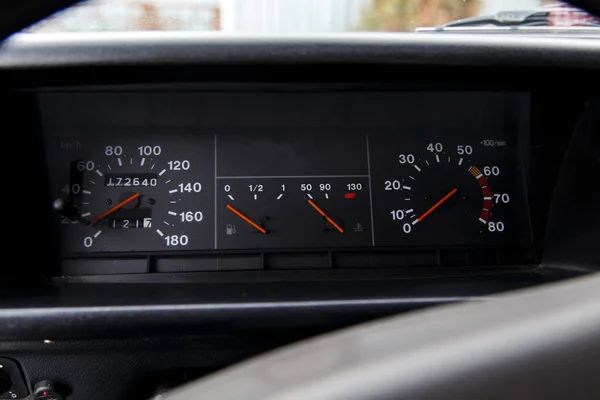 Lada 4x4, kontrol paneli, araba kontrol paneli, hız göstergeleri, sıcaklık, yakıt seviyesi. Kilometre cinsinden mil.