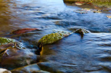 nehir akarsu rocks ile