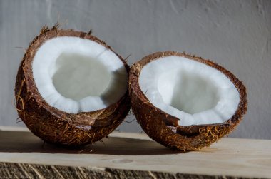 Beyaz bütün ve kırık Hindistan cevizi