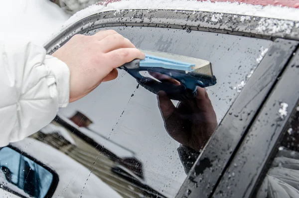 Cleaning the car windscreen — Stock Photo, Image