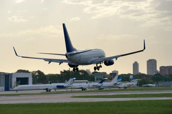 Flygplan som lyfter från flygplatsen — Stockfoto