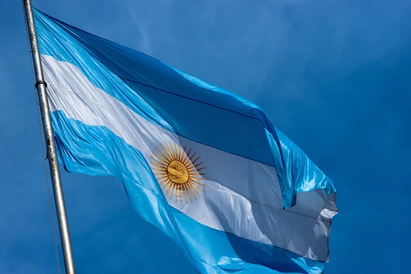 Bandera Argentina ondeando contra el cielo azul —  Fotos de Stock