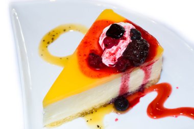 Cheesecake tutku meyve ve çilek ile