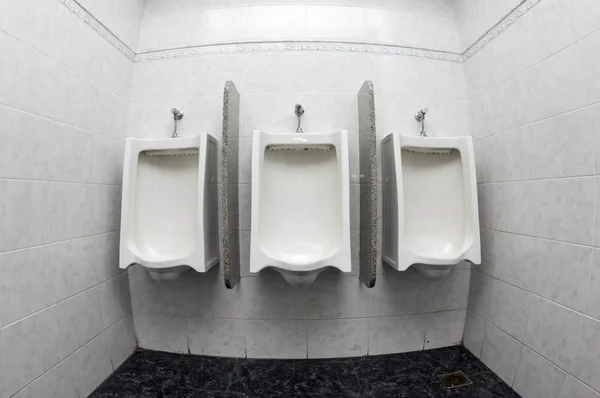 Pisoáry veřejné toaletě — Stock fotografie