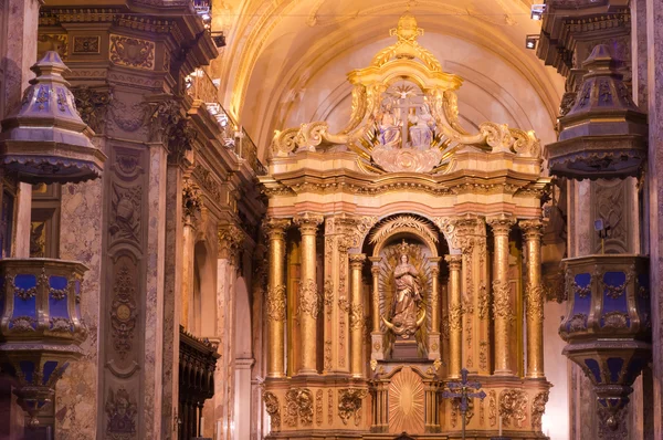 Lyxig helgedom inne i kyrkan — Stockfoto