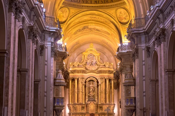 Lyxig helgedom inne i kyrkan — Stockfoto