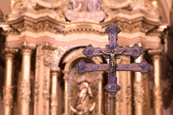 Luxuoso crucifixo dentro de igreja — Fotografia de Stock