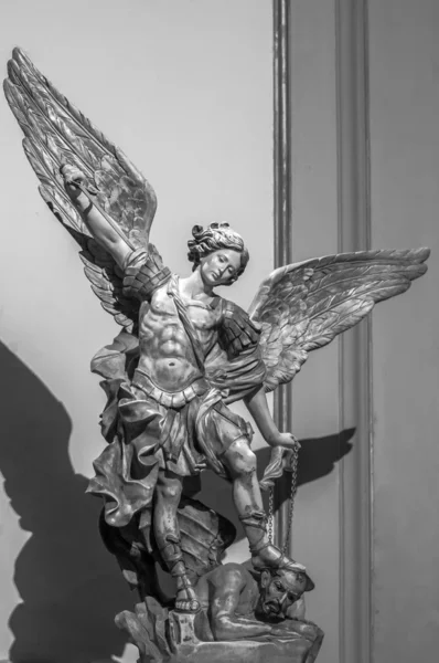 Archanioł Michał statua — Zdjęcie stockowe