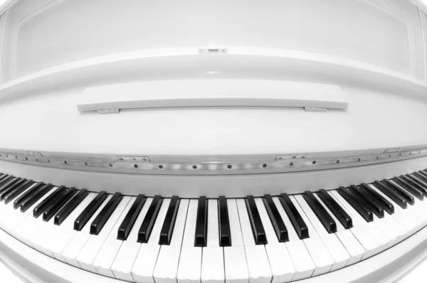 Белое пианино — стоковое фото