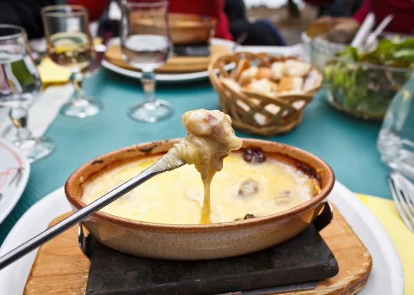 Fondue de queso en un tenedor —  Fotos de Stock