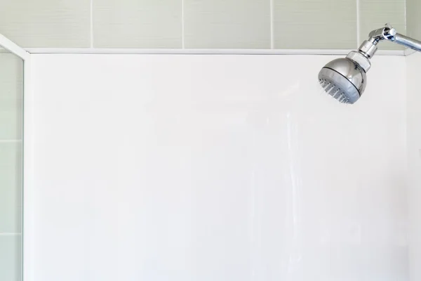 Douche vide avec mur blanc vierge — Photo