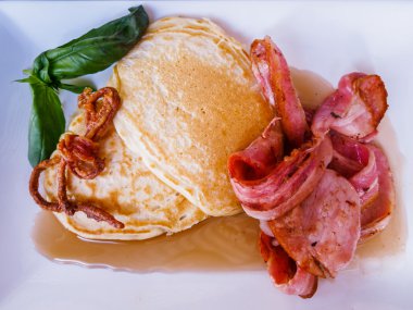 pastırma rashers ve akçaağaç şurubu ile Buttermilk pancakes