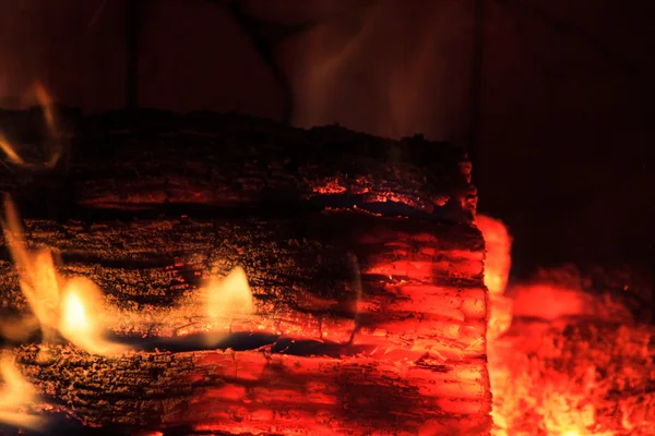 Glowing Log in a Dying Fire — Stock Photo, Image