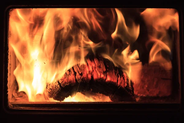 Burning Log with Flames in Fireplace — Stock Photo, Image