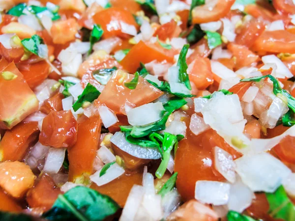 Tomatenwürfel mit Zwiebeln und Basilikum — Stockfoto