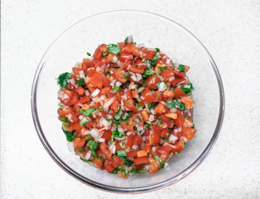 Bruschetta bir cam kase