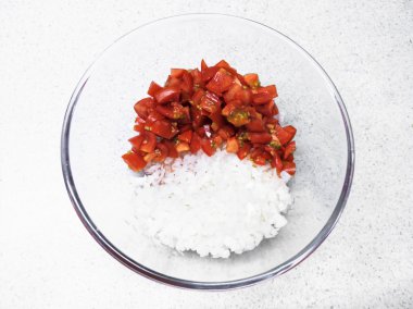 dilimlenmiş domates ve soğan