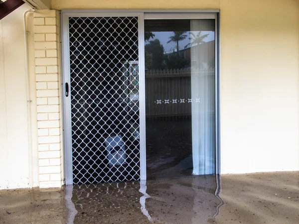 Översvämmade hus genom dörren — Stockfoto