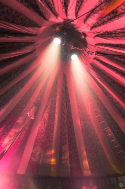 sirk çadırında projektör