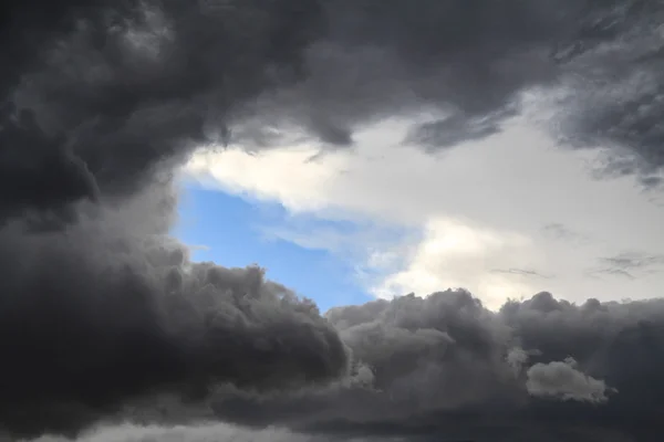 蓝蓝的天空云层中穿行 — Stockfoto