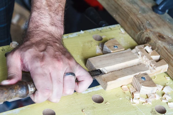 Mann meißelt Rille in Holz — Stockfoto