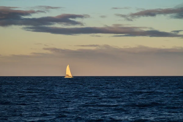 Yacht under Sails at Dusk — Stock Photo, Image