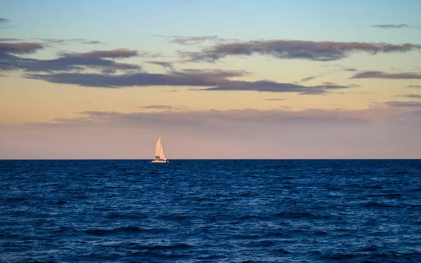 夕暮れ時に出航する豪華ヨット ロイヤリティフリーのストック画像