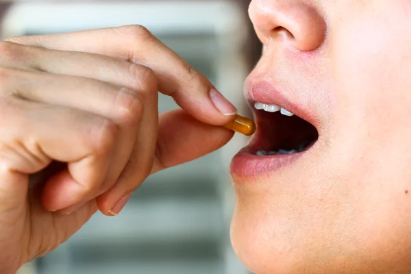 Eating pill — Stock Photo, Image