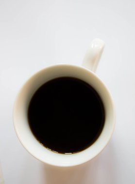 beyaz zemin üzerine kahve