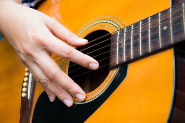 gitar çalmak