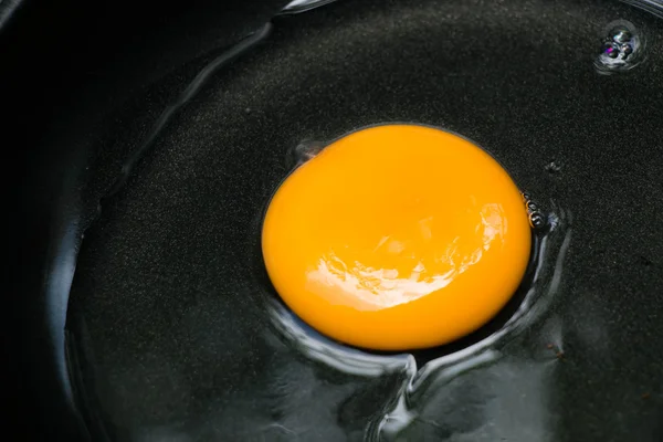 鍋に卵します。 — ストック写真