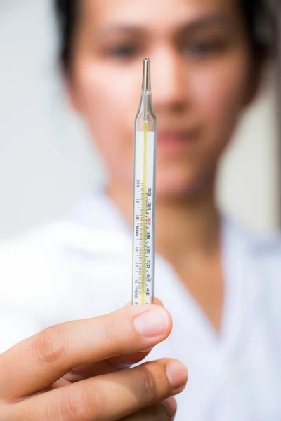 Doktor ve termometre