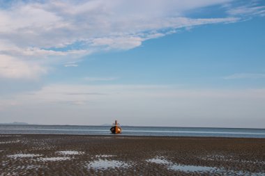denizin üzerinde mavi gökyüzü