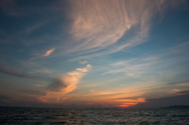 Denizin üzerinde gün batımı