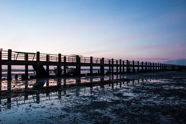 Muelle, puente al mar, silueta — Foto de Stock