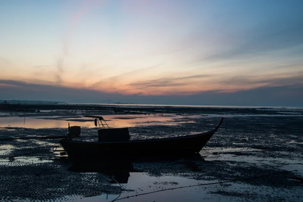 Zonsondergang met boot, Andamanzee, koh libong, thailand — Stockfoto