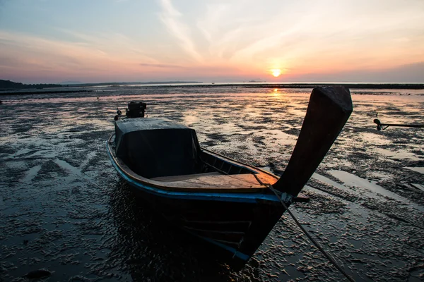 Solnedgång med båt, Andamansjön, koh libong, thailand — Stockfoto