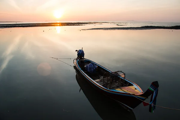 Solnedgång med båt, Andamansjön, koh libong, thailand — Stockfoto