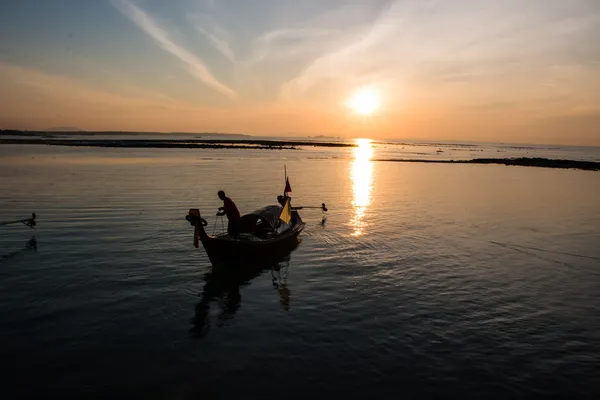 Zonsondergang met boot, Andamanzee, koh libong, thailand — Stockfoto