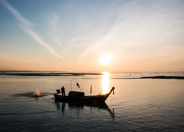 夕阳与船、 安达曼海、 koh libong、 泰国 — 图库照片