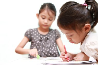 Çocukları okuldan sonra ödev