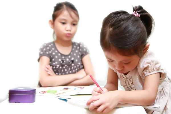 妹の宿題を根気よく子供の無知 — ストック写真