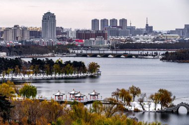 Kışın Başındaki İlk Kar - Nanhu Park 'taki Kış Sahnesi, Changchun, Çin