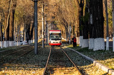 Chuncheng Caddesi, Changchun, Çin 'de düşen tramvay manzarası.
