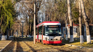 Chuncheng Caddesi, Changchun, Çin 'de düşen tramvay manzarası.