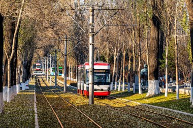Chuncheng Caddesi, Changchun, Çin 'de düşen tramvay manzarası.