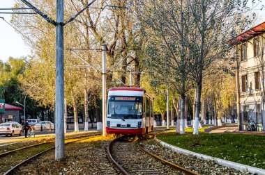 Chuncheng Caddesi, Changchun, Çin 'de düşen tramvay manzarası.